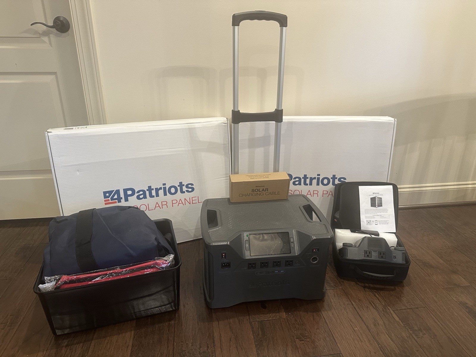 4Patriots 2000X power generator 2 100 W Solar Panels Bloc connector Used Once ￼