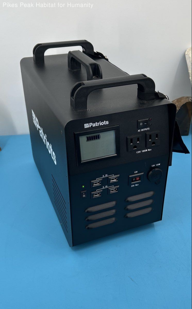 Patriot Power Generator 1800 2x solar panels 3 usb lightbulbs, insulating box