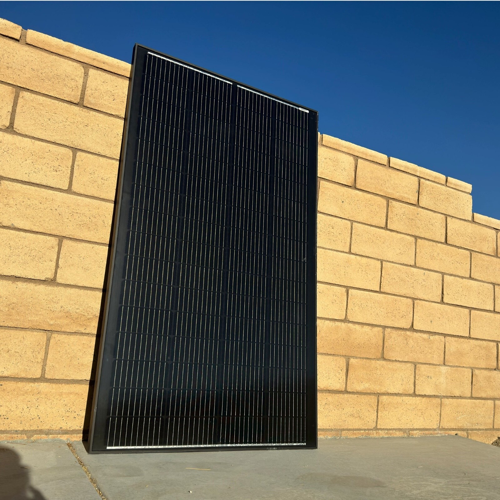 200 Watt Mono Blackout 12V Solar Panel 32″x54.4″, 17.2 Vmpp 21.6 Voc, 12.7A Isc