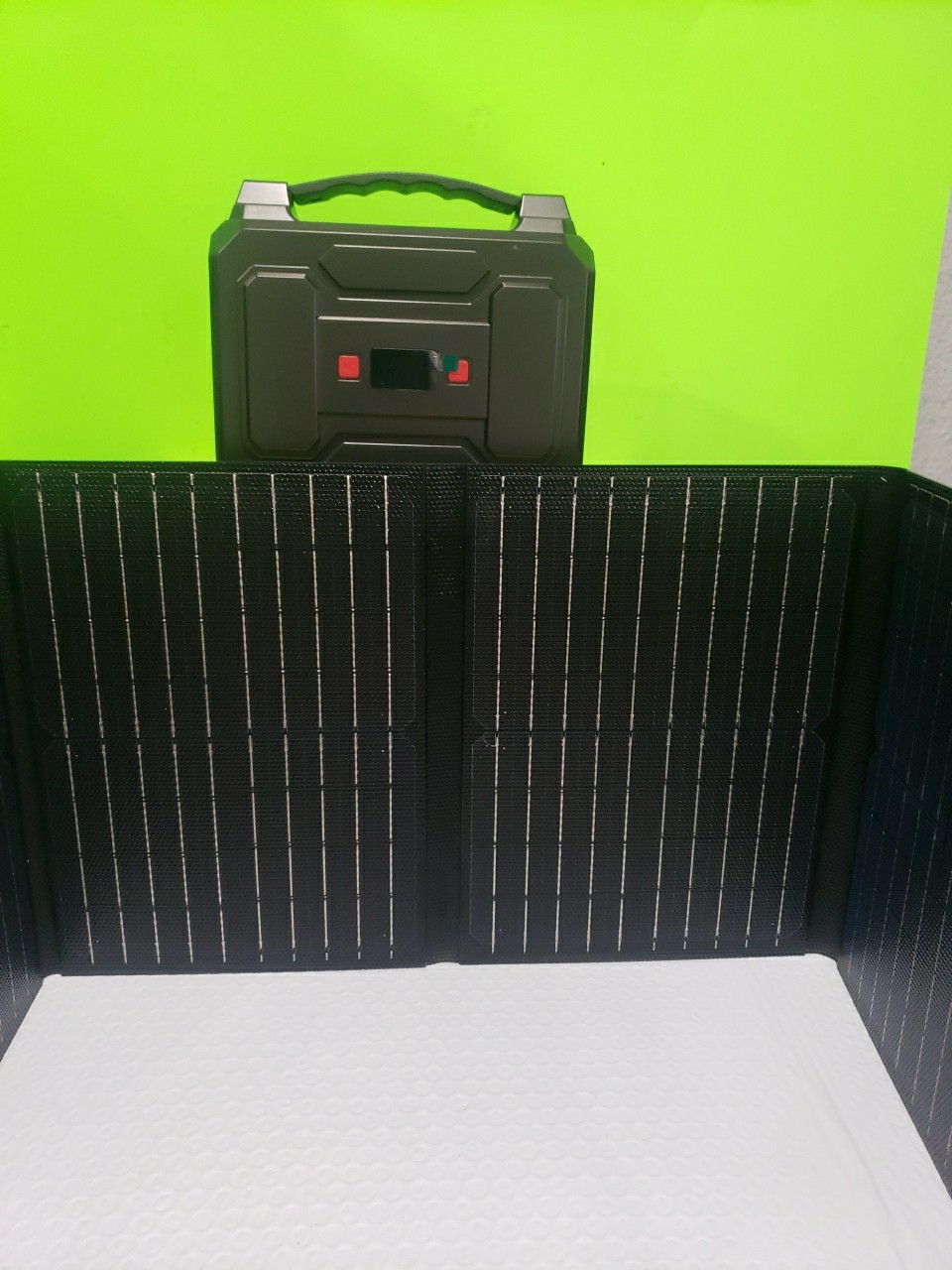 Combo Model 100W Portable Power Station with 40W Solar Panel kit. R100 Solar.New