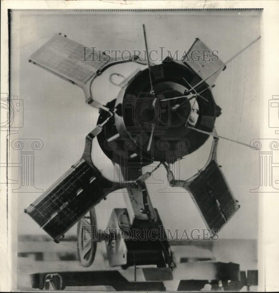 1986 Press Photo French D-1A satellite with solar batteries unfolded on base